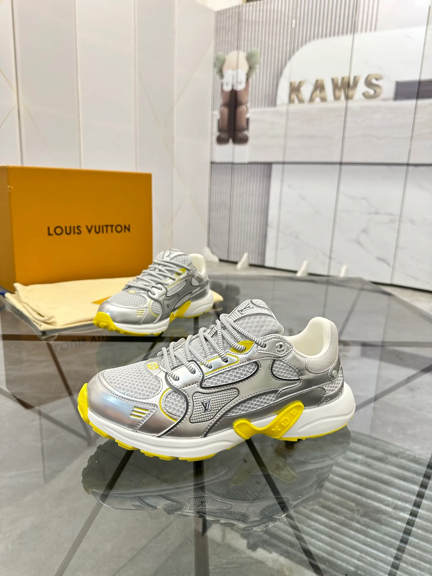 Men's shoes: 💰P660¥ Top quality Product trademark: LV* "Louis Vuitton*" low-top casual shoes Regular size: 35-44 (can be customized to 45.46) Couple style Product materials: Upper imported cowhide stitching original material, breathable lining, original outsole. Number: H218